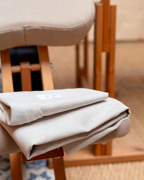 tissu posé sur un siège de broderie